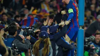 Messi se acerca a los espectadores del Camp Nou