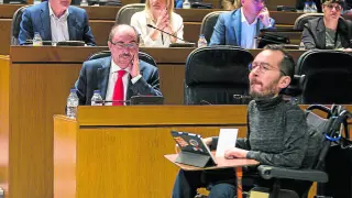 El presidente, Javier Lambán, y el líder de Podemos en Aragón, Pablo Echenique, en el pleno.