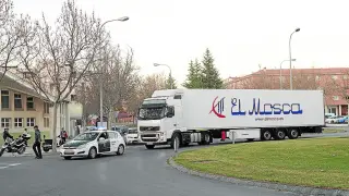 El camión en el que viajaban ocultos ocho kurdos, al llegar a Teruel escoltado por la Guardia Civil.