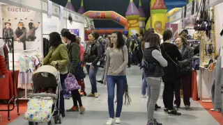 Cerca de 11.000 personas pasan por la Feria de Stocks del Comercio de Huesca