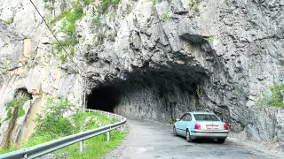 Uno de los cuatro túneles existentes en un tramo de un kilómetro de la carretera A-2609. r