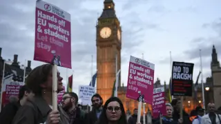 Varias personas se manifiestan frente al Parlamento británico.