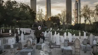 Recreado en Madrid un cementerio infinito en homenaje a los más de 16.000 niños muertos en los seis años de guerra en Siria.