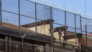 Un preso burla la vigilancia y se encarama al techo de la Modelo de Barcelona