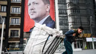 Un cartelón con la efigie de Erdogan adorna la plaza Taksim, en el centro de Estambul