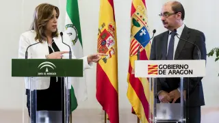 Susana Díaz y Javier Lambán, en su comparecencia en la DGA_tras firmar el convenio, ayer.