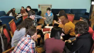 Grupos de lectura en el Casino de Huesca, este viernes pasado.