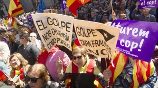 Miles de personas se manifiestan en Barcelona contra el "golpe separatista".