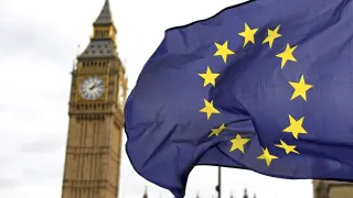 Una bandera europea delante del Big Ben