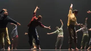 Los bailarines de Dantzaz en un momento del espectáculo 'Áureo'