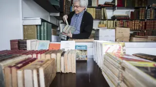 Preparativos para la apertura de la Feria del Libro Antiguo de Zaragoza