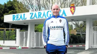 César Láinez posa a la entrada de la Ciudad Deportiva del Real Zaragoza