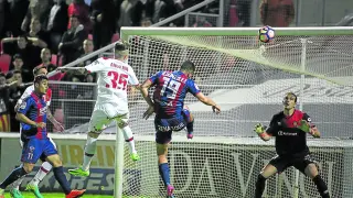 Alexander González marcando el 2-1 de la victoria ante el Mallorca, gol que llegó de cabeza.