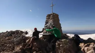 Bernal -de verde- y un amigo prueban el postre en lo alto del pico de Guara.