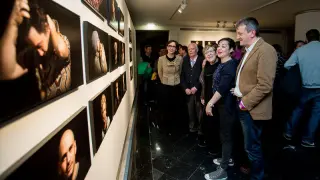 Noemí Elia, José María Casado, Lourdes Díaz, Pilo Gallizo y Fernando Rivarés, contemplando los retratos de la exposición.