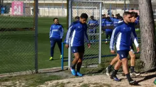 Xiscu, por delante de Delmás y Raí, al inicio del entrenamiento de este jueves, que no pudo acabar por su lesión.