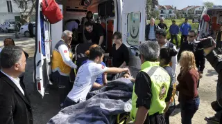 Miembros de los servicios de emergencia ayudan a los heridos del naufragio.