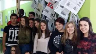 Algunos de los alumnos del IES Sierra de Guara, que han realizado los periódicos