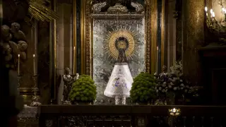 La Virgen, ayer en la basílica del Pilar, con el manto bordado por Olga Velilla.