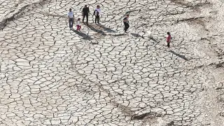 Personas caminando por el embalse de Lanuza durante la sequía de 2011