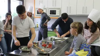 Mateo Sierra enseña a cocinar a las familias de Aspanoa