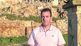 Carmelo Pérez, en las ruinas históricas del Pueblo Viejo.