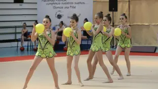 Un conjunto de niñas de la Escuela Deportiva Rítmica Teruel, durante un ejercicio con pelota.