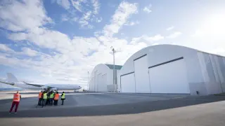 Exterior del nuevo hangar del aeropuerto de Teruel, cuyas obras acaban de terminar.