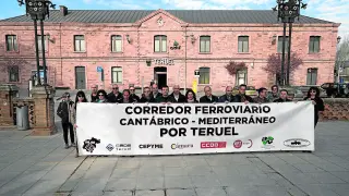 Representantes de la patronal y los sindicatos muestran la pancarta que encabezará la manifestación.