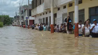 Los servicios de rescate están evacuando a cerca de 1.000 personas en las ciudades de Catacaos y Piura.