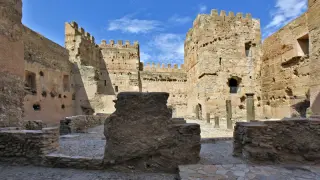 Los restos del castillo de Yanguas configuran un recinto cuadrado con sendas torres sobresalientes en altura en cada una de sus esquinas.