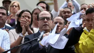 Julio Borges, en rueda de prensa desde el Palacio Legislativo.