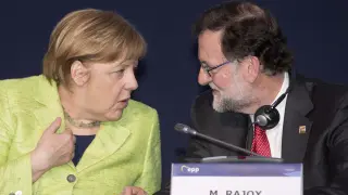 Angela Merkel y Mariano Rajoy este jueves en el congreso del partido Popular Europeo celebrado en La Valeta (Malta).