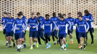 Los jugadores del Real Zaragoza, con buen ambiente, durante el último entrenamiento en la Ciudad Deportiva.
