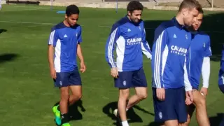 Raí, detrás de Cani, y Pombo, delante junto a Barrera, en el entrenamiento del Real Zaragoza este sábado.