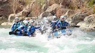 Los primeros grupos llegaron la pasada semana. En la imagen, estudiantes del País Vasco practican rafting en el río Gállego.