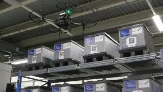 El dron que han creado sobrevolando un almacén y realizando el inventario.