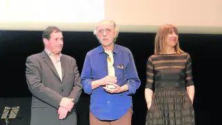 Enrique Campo, Fernando Trueba y Berta Fernández, tras la entrega del premio al cineasta madrileño.