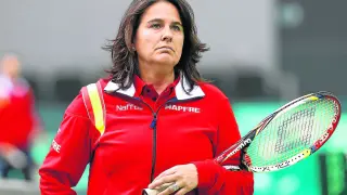 La montisonense Conchita Martínez, capitana del equipo español de Copa Davis, sostiene una raqueta.