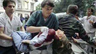 Sarajevo, octubre de 1993. Una niña moribunda es trasladada al hospital .