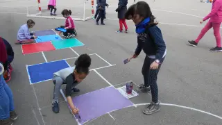 Los alumnos diseñaron y pintaron su recreo.
