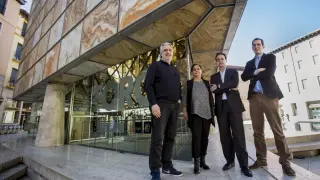 Santiago Castillón, director gerente de Iacpos, Mayte Suárez, CTO de Iacpos, Carlos Torres, CEO de Hiberus, y Sergio López, socio fundador y director general de Hiberus, junto al Museo del Foro de Zaragoza.