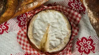 Un cremoso y aromático queso camembert.