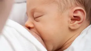 Una madre dando el pecho a su bebé.