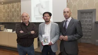 Alberto Calvo, junto al editor de 'Damas', Luis Sanz (a la derecha) y el pintor y diseñador Paco Rallo.
