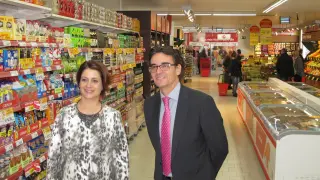 La alcaldesa de Teruel, Emma Buj, y Rafael Navarro, director de la plataforma logística DIA en Manises.