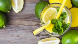 Un vaso de agua con limón en ayunas es una fuente de salud.
