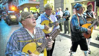 Interpretación musical de parte de los integrantes del grupo de jotas Virgen de la Peña.
