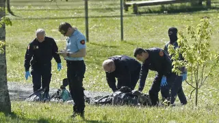 La policía francesa inspecciona un zulo.
