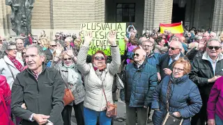 Protesta ciudadana. Al grito de «manos arriba, esto es un atraco», medio millar de personas protestaron el pasado 21 de marzo ante el Ayuntamiento contra los impuestos de Sucesiones, que gestiona el Gobierno de Aragón, y de la plusvalía, que recauda el Consistorio zaragozano.